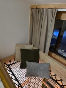 Arcs 1800: 56 people Ski Studio view Mont Blanc