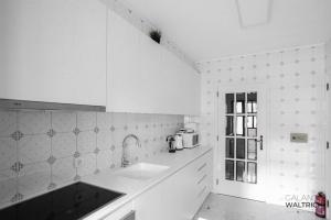 Downtown 2 Bedroom Peaceful Flat - Balcony & Private Parking