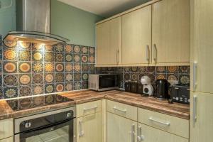 Charming 2BR Cottage with Free Parking