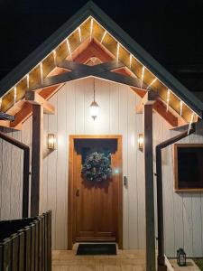 Zloty, a Skromny - ogrodzony domek z jacuzzi i widokiem na jezioro