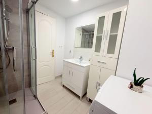 Oasis urbano con piscina by beBalmy