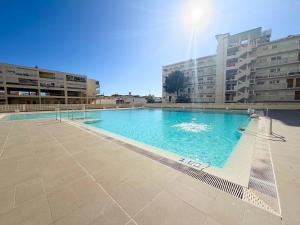 Oasis urbano con piscina by beBalmy