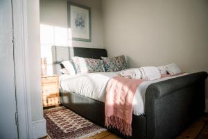 3 Bed Traditional Apartment on Picturesque Victoria St