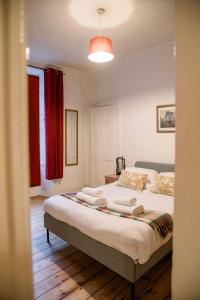 3 Bed Traditional Apartment on Picturesque Victoria St