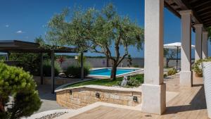 Activity villa Gita with pool and grill in Tinjan