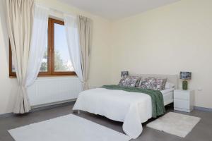 Spacious 3-bedroom House with the Excellent Location Near the Airport by Noclegi Renters