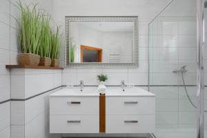 Spacious 3-bedroom House with the Excellent Location Near the Airport by Noclegi Renters