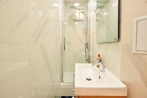 Modern flat in Levallois