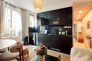 Modern flat in Levallois