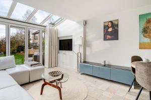 Charming Loft with Free Parking and 15 mins to AMS