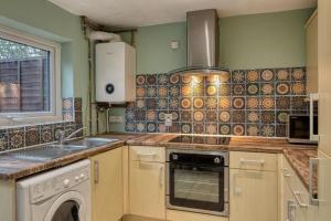 Charming 2BR Cottage with Free Parking