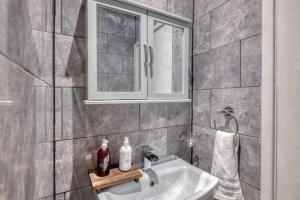 Charming 2BR Cottage with Free Parking