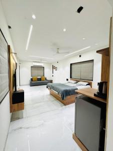 X-Large Studio Penthouse with Private Outdoor Seating