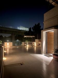 X-Large Studio Penthouse with Private Outdoor Seating