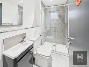 Sleek & Spacious 7-bed in Filton