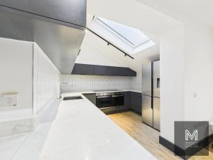 Sleek & Spacious 7-bed in Filton