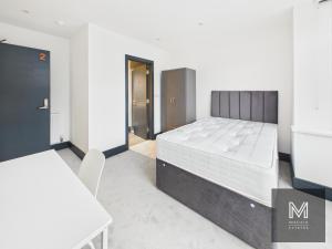 Sleek & Spacious 7-bed in Filton