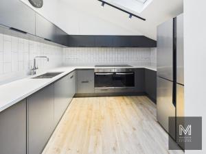 Sleek & Spacious 7-bed in Filton