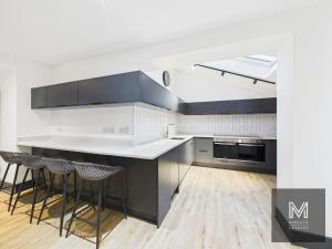 Sleek & Spacious 7-bed in Filton