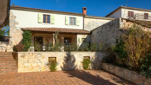 Rustic villa Banko with grill in Tinjan