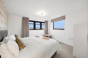2BR Top Floor City Apt with King or Twin Beds, Free Secure Underground Parking & SkyStream TV - Central Reading, Sleeps 6