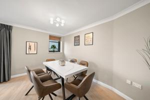 2BR Top Floor City Apt with King or Twin Beds, Free Secure Underground Parking & SkyStream TV - Central Reading, Sleeps 6