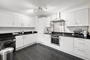 2BR Top Floor City Apt with King or Twin Beds, Free Secure Underground Parking & SkyStream TV - Central Reading, Sleeps 6