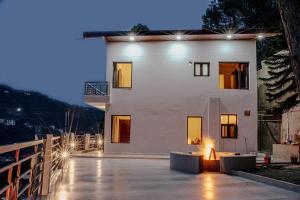 Exotic Stays I 3 Bedroom Villa With Open Air Lawn & BBQ l Bonfire l Kasauli