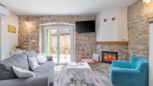 Rustic villa Nonni with outdoor pool in Visnjan