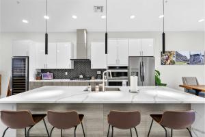 Sunny 4BR Sarasota Retreat With Hot Tub & Rooftop