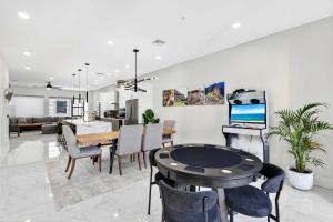 Sunny 4BR Sarasota Retreat With Hot Tub & Rooftop