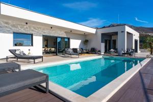 NEW! Villa Bella Ciao: A Stylish 3-Bedroom Retreat with Spectacular Split and Sea Views