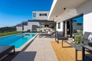 NEW! Villa Bella Ciao: A Stylish 3-Bedroom Retreat with Spectacular Split and Sea Views