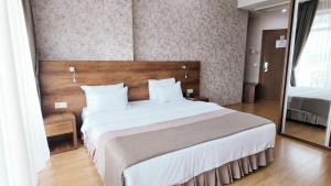 Metekhi Line By OldTown