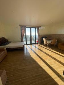 Квартира с большим балконом на море