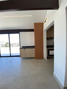 Cobertura com piscina e vista para o mar