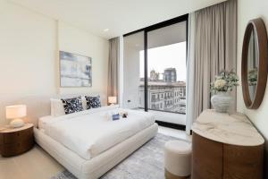 Free housekeeping visits during your stay - StayShort - A Modern 1 Bedroom Apartment That Sleeps 2 with Balcony