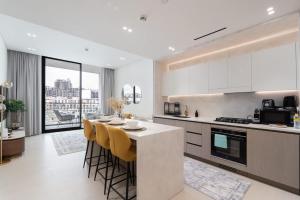 Free housekeeping visits during your stay - StayShort - A Modern 1 Bedroom Apartment That Sleeps 2 with Balcony