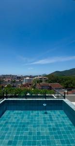 Cobertura com piscina e vista para o mar