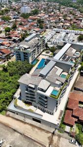 Cobertura com piscina e vista para o mar