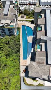 Cobertura com piscina e vista para o mar