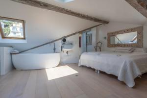 Old harbor 3-bedroom apt charming & unique !