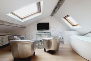 Old harbor 3-bedroom apt charming & unique !