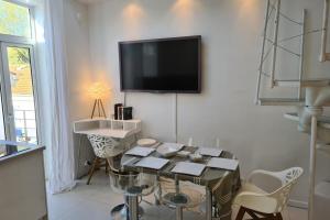 Old harbor 3-bedroom apt charming & unique !