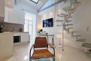 Old harbor 3-bedroom apt charming & unique !