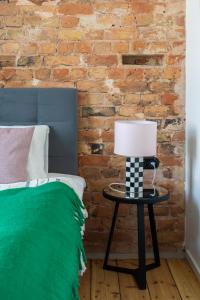 Brand-New Top Floor Studio - Trendy Area