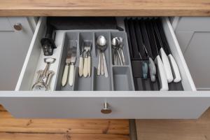 Brand-New Top Floor Studio - Trendy Area