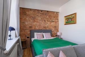 Brand-New Top Floor Studio - Trendy Area