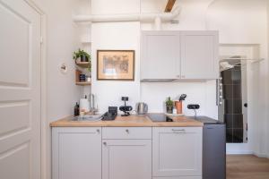 Brand-New Top Floor Studio - Trendy Area