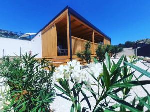 Panorama mobile home mit Pool am Meer